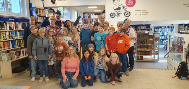 Mitarbeiter der Bibliothek mit Schulkindern