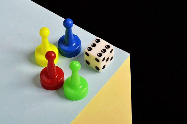 Spielfiguren und Würfel auf einem Tisch