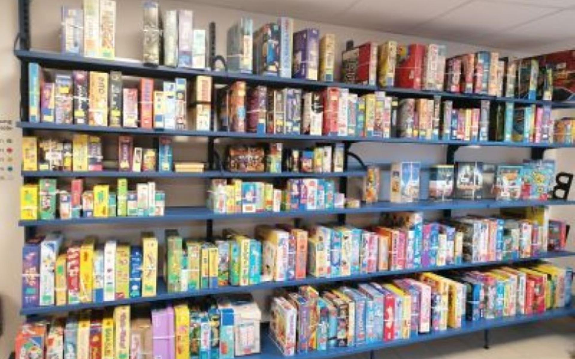 Spieleregal