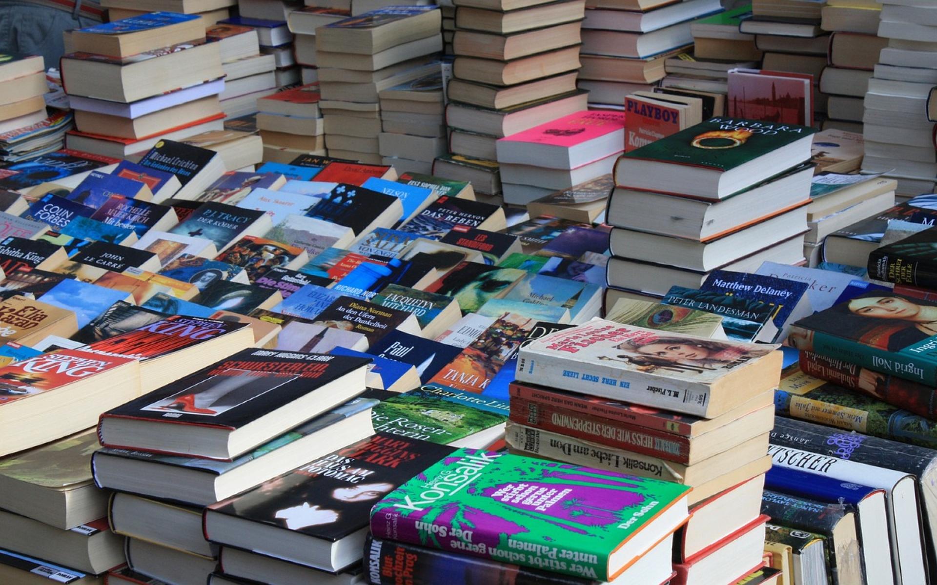 gestapelte Bücher eines Bücherflohmarktes