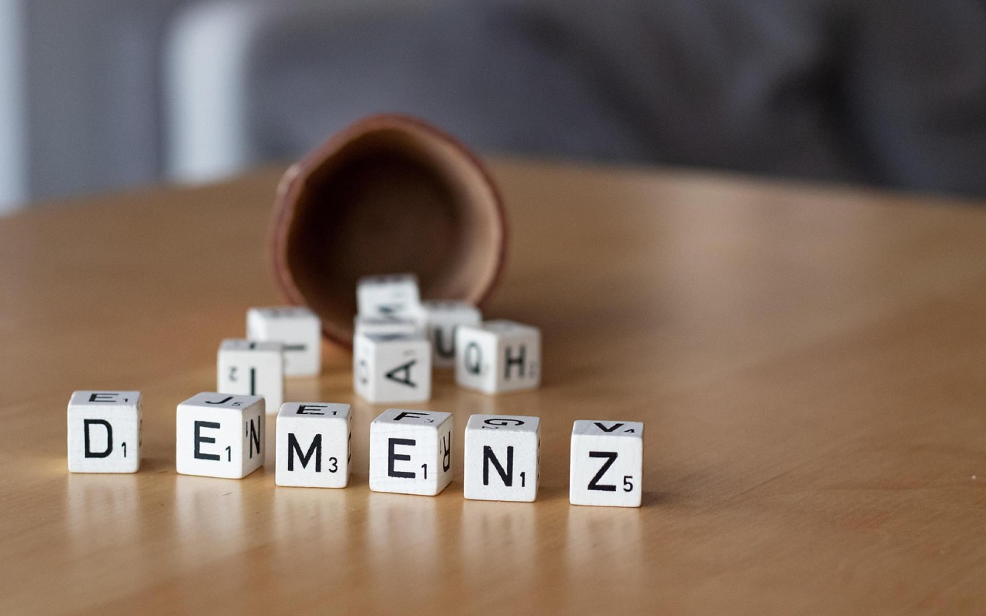 Würfel mit denen das Wort Demenz gebildet wird