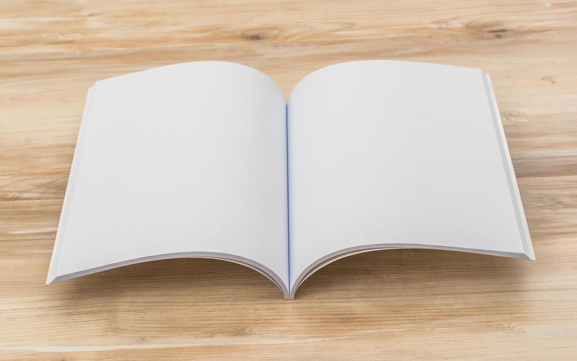 offenes Buch auf Tisch