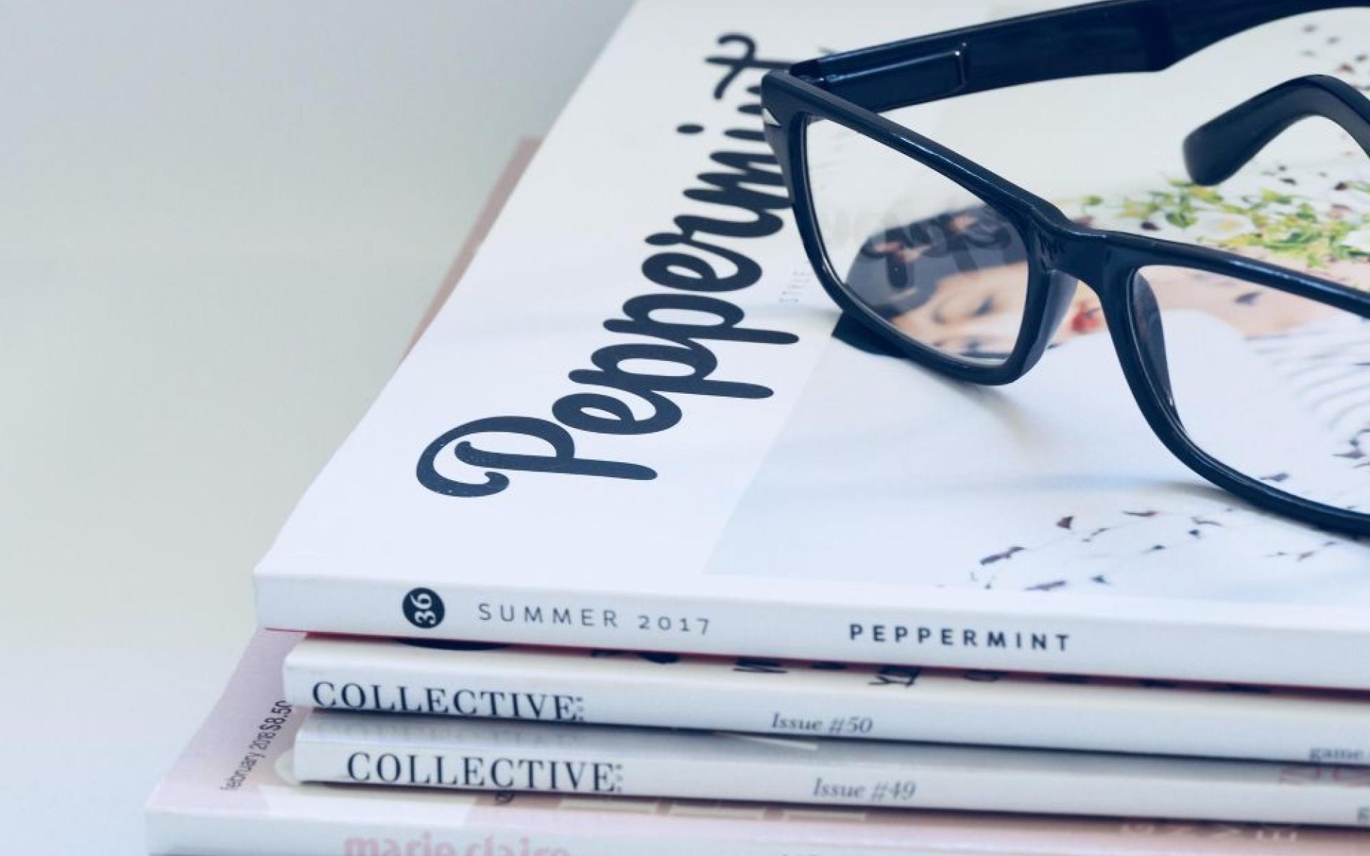 Zeitschriften und Brille